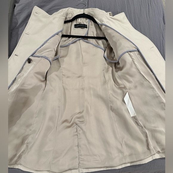 Zara double breasted trench coat. Size XS. Beige and gold hardware detailing. - Picture 13 of 15